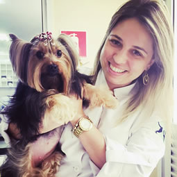 Dra. Laura Carolina Barbosa - Medica Veterinária , pós graduada e mestre em Dermatologia Veterinária